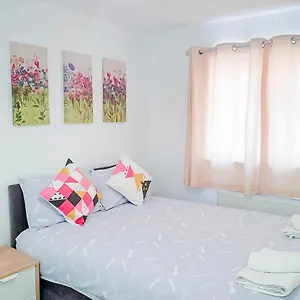 https://airport-lounge-3-bed-6-persons.hotelsin-chester.com