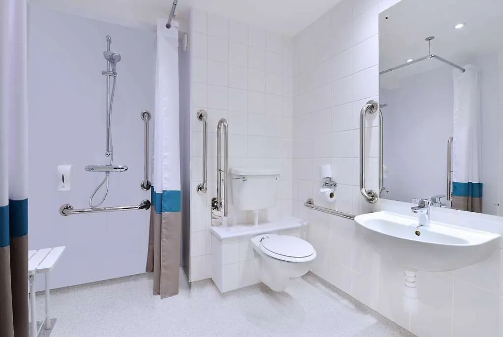 Travelodge Bath Waterside 2*,