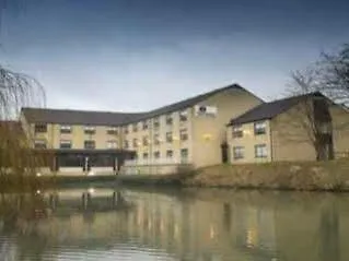 Travelodge Bath Waterside 2*,