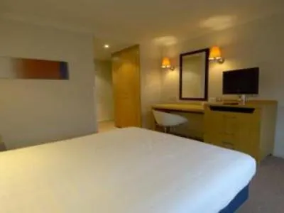 Travelodge Bath Waterside Hotel